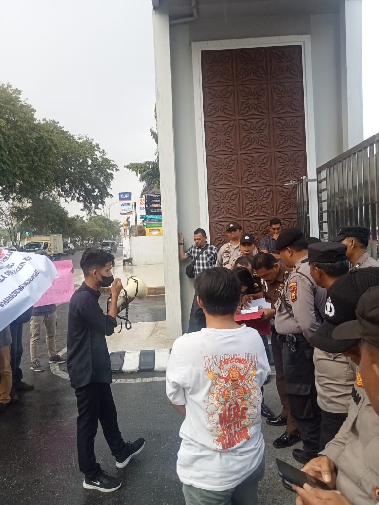 Aliansi mahasiswa Rokan Hulu ,Mendesak Kejati Riau periksa kepala inspektorat Rokan Hulu atas dugaan pungli.